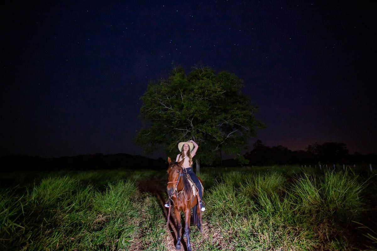 Cavalgando sob um lindo céu estrelado